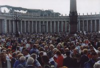 I pellegrini della G.M. in
mezzo alla folla di Piazza
San Pietro il 17-10-1999
(9380 bytes)